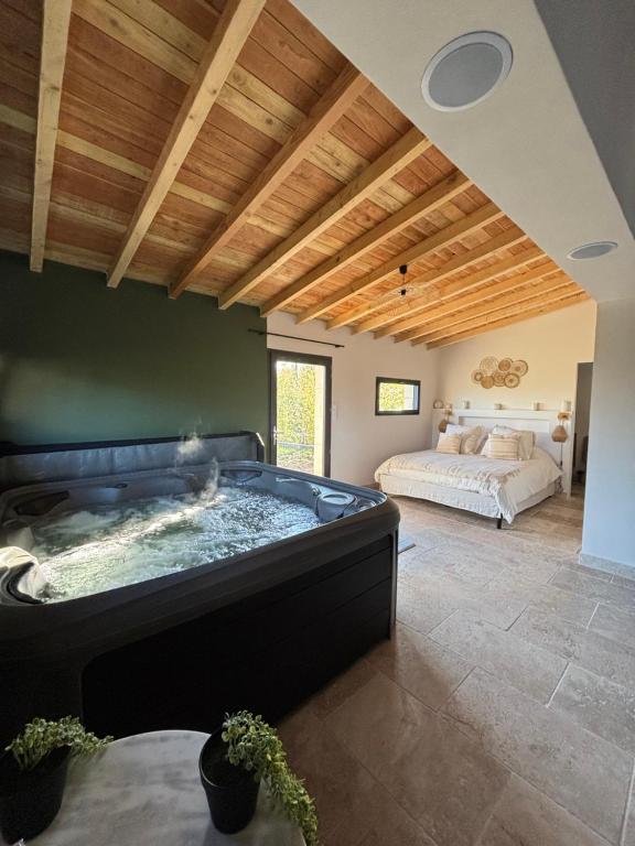 Postel nebo postele na pokoji v ubytování Love room Le Cabanon Spa