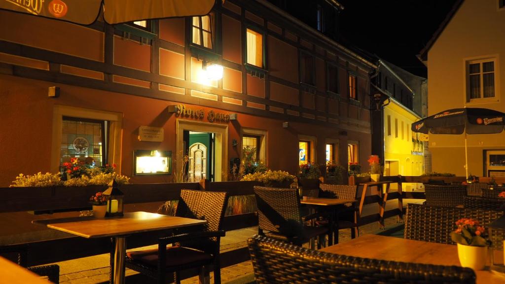 Restaurace v ubytování Gasthaus& Pension Zum Roten Haus
