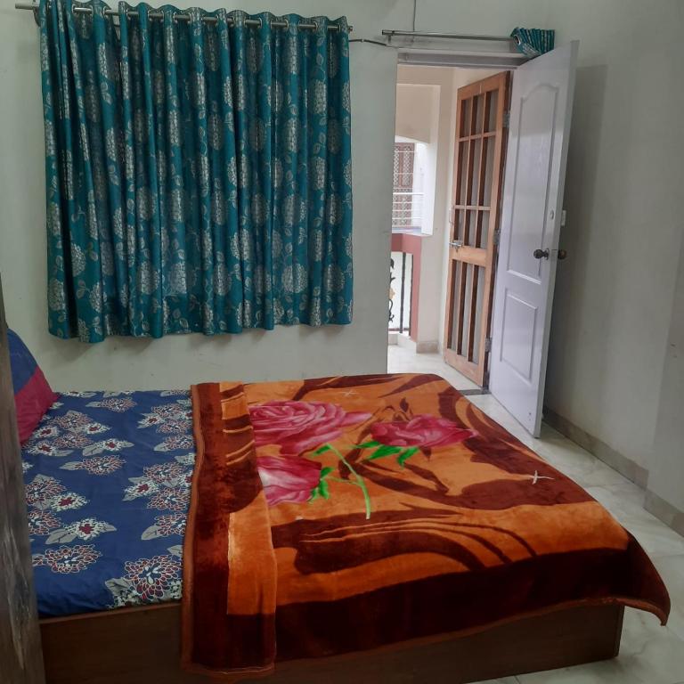 a bedroom with a bed and a window with a curtain at Beautiful AC Room, Best Location, Furnished with Kitchen, TV, Fridge, Washing Machine etc at Pachpedinaka Raipur in Raipur
