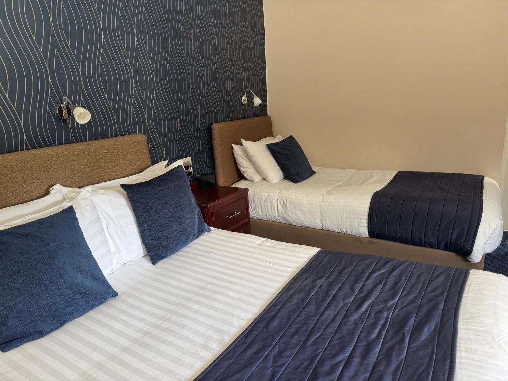 Oaklands Hotel - Family Room With Double And Two Single Beds