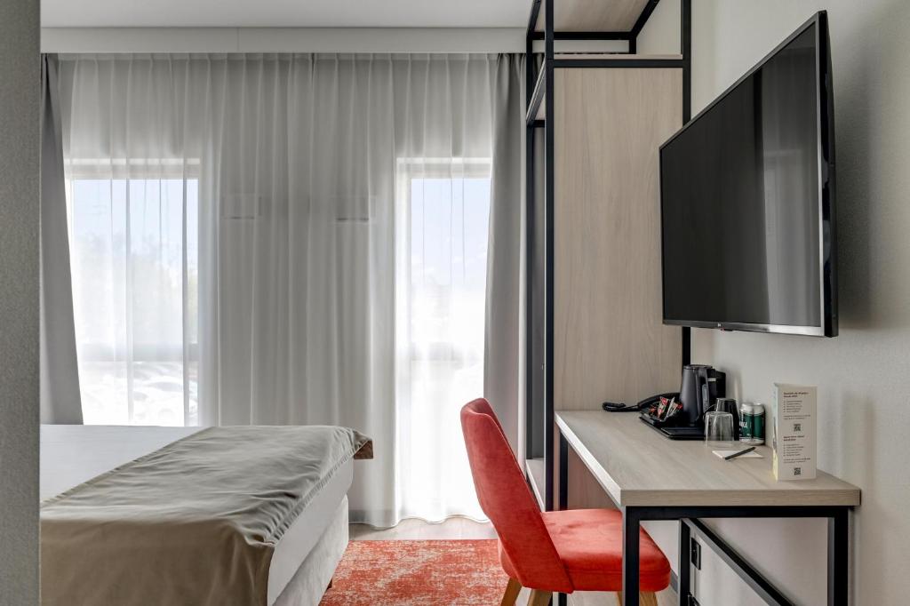 TV a/nebo společenská místnost v ubytování Hotel Milo Gdansk Airport