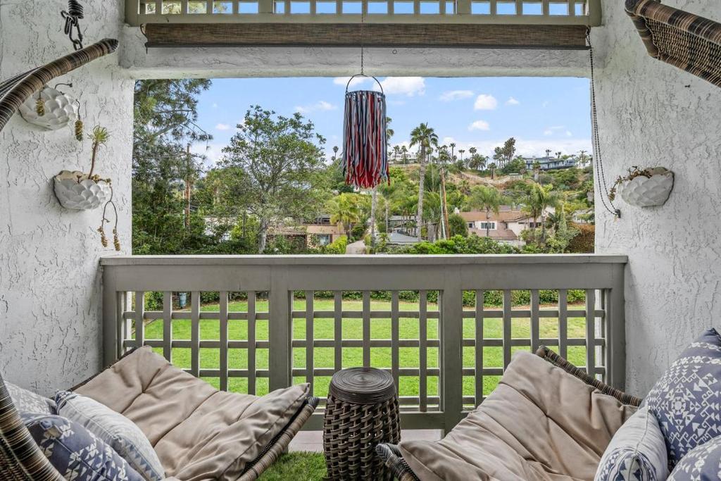 desde la ventana de un porche con sofá en Breeze & Bridle - TC530J, en Solana Beach