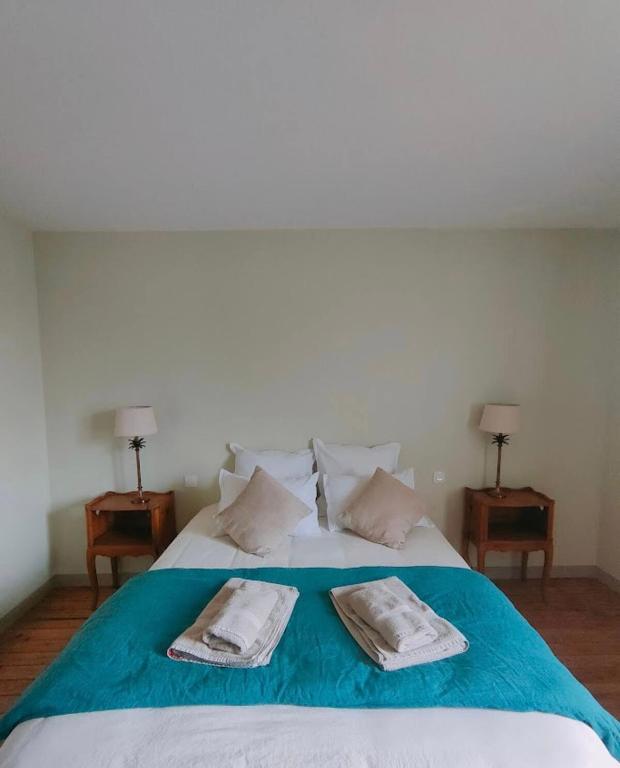 Postel nebo postele na pokoji v ubytování Domaine du Manoir de Vains