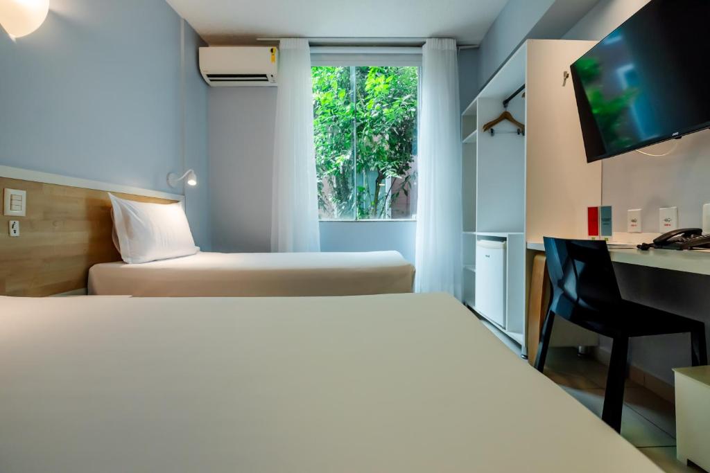 Postel nebo postele na pokoji v ubytování ibis Styles Manaus
