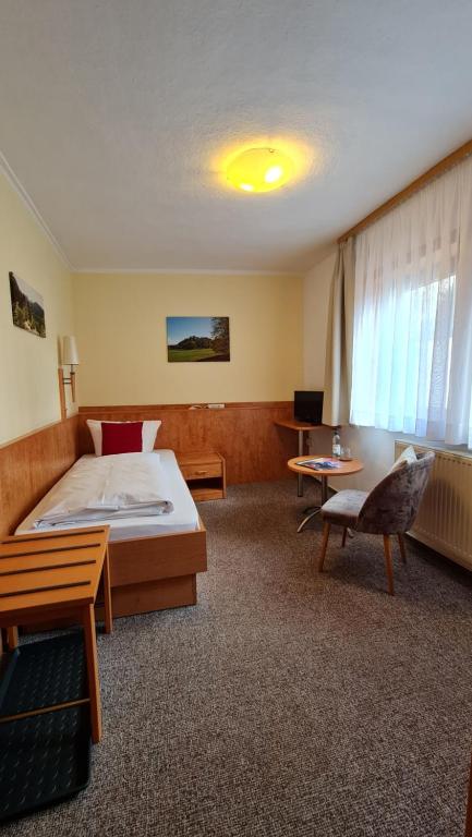 Postel nebo postele na pokoji v ubytování Gasthaus& Pension Zum Roten Haus