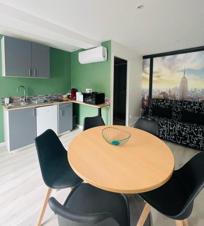 une cuisine et une salle à manger avec une table et des chaises dans l'établissement Éclat St Romain n1, 6 pers, moderne, wifi, parking, proche vienne, à Saint-Romain-en-Gal