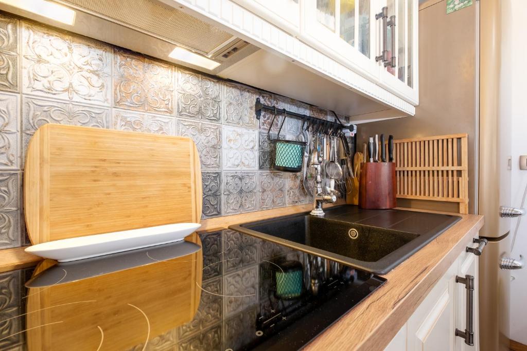 Kuchyňa alebo kuchynka v ubytovaní Kuća za odmor uz rijeku Slapnica, u Parku prirode Žumberak, finska sauna i jacuzzi