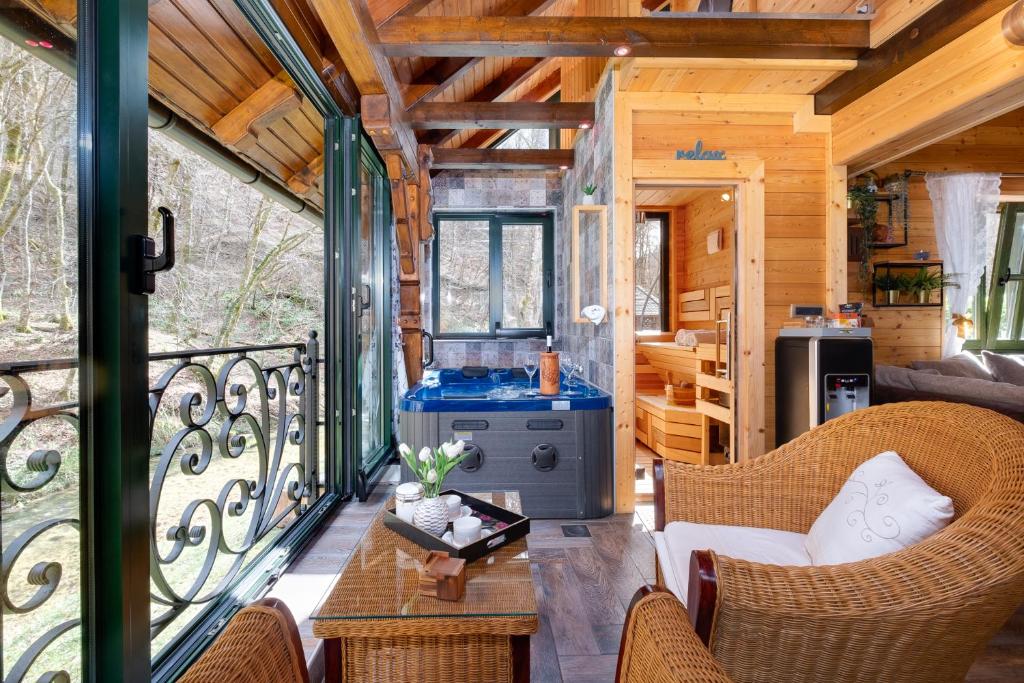 Posedenie v ubytovaní Kuća za odmor uz rijeku Slapnica, u Parku prirode Žumberak, finska sauna i jacuzzi