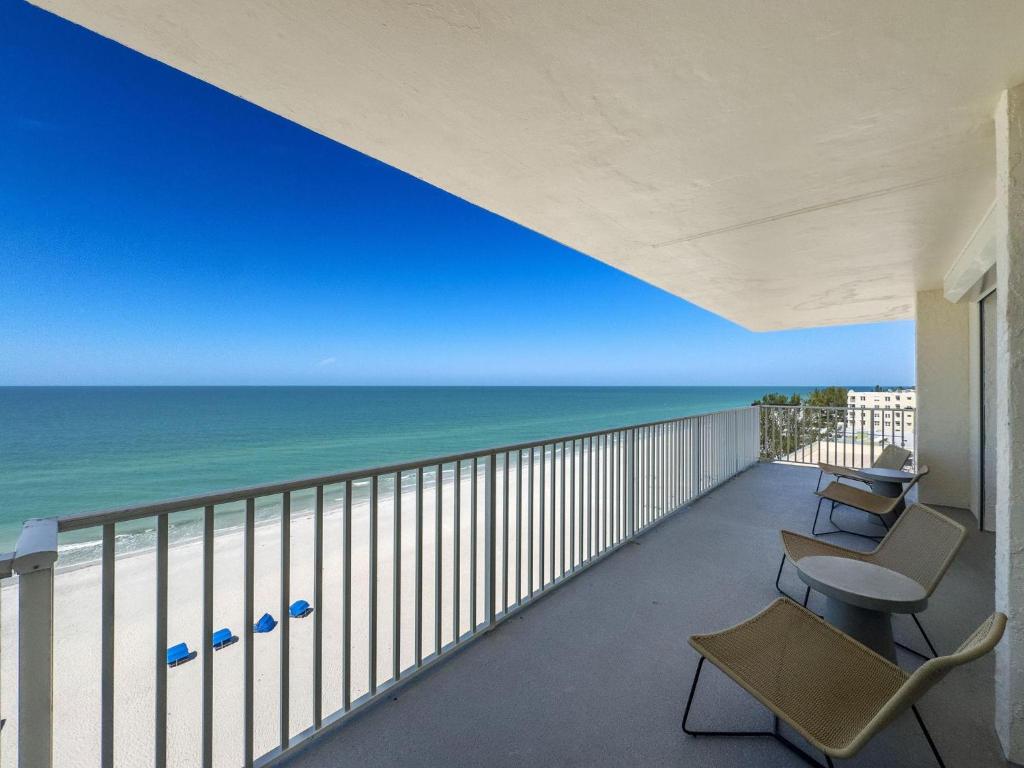 un balcone con sedie e vista sull'oceano di Luxury Penthouse On the Beach Ocean View a Clearwater Beach
