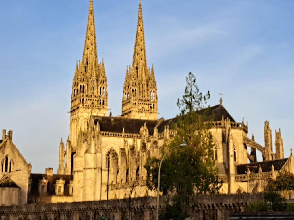 un vieux bâtiment avec deux tours en haut dans l'établissement Appartement rénové centre ville, à Quimper
