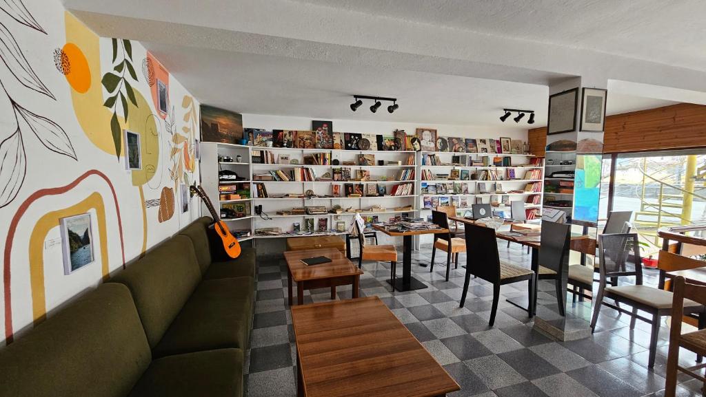 Posezení v ubytování Traveler Hostel