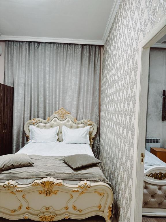 Postel nebo postele na pokoji v ubytování Yerevan Hotel