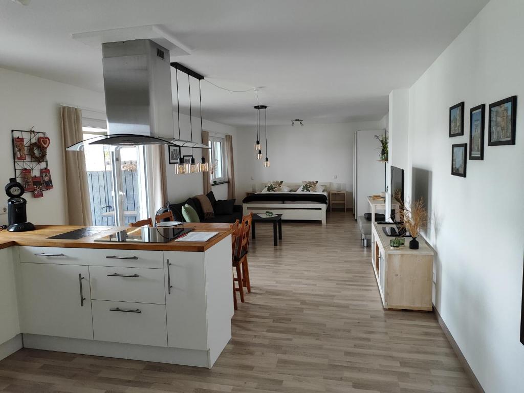 een keuken en een woonkamer met een wastafel en een tafel bij Ferienwohnung Bühlingen in Rottweil