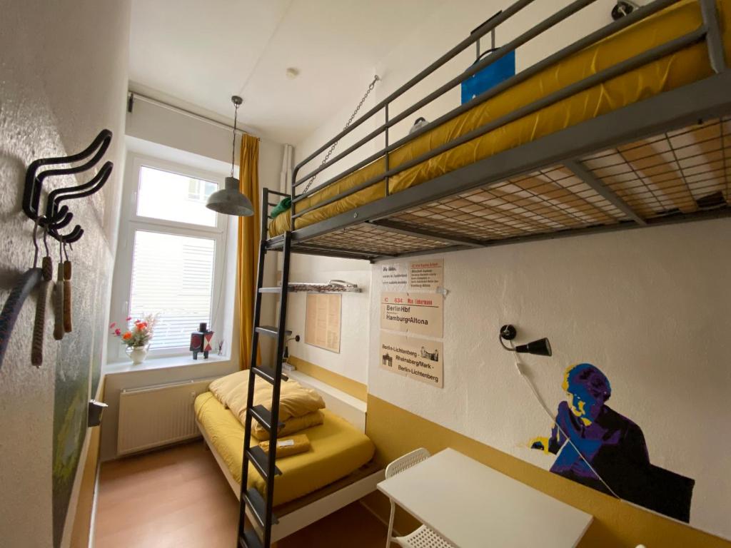 Kuchyň nebo kuchyňský kout v ubytování Kiez Hostel Berlin