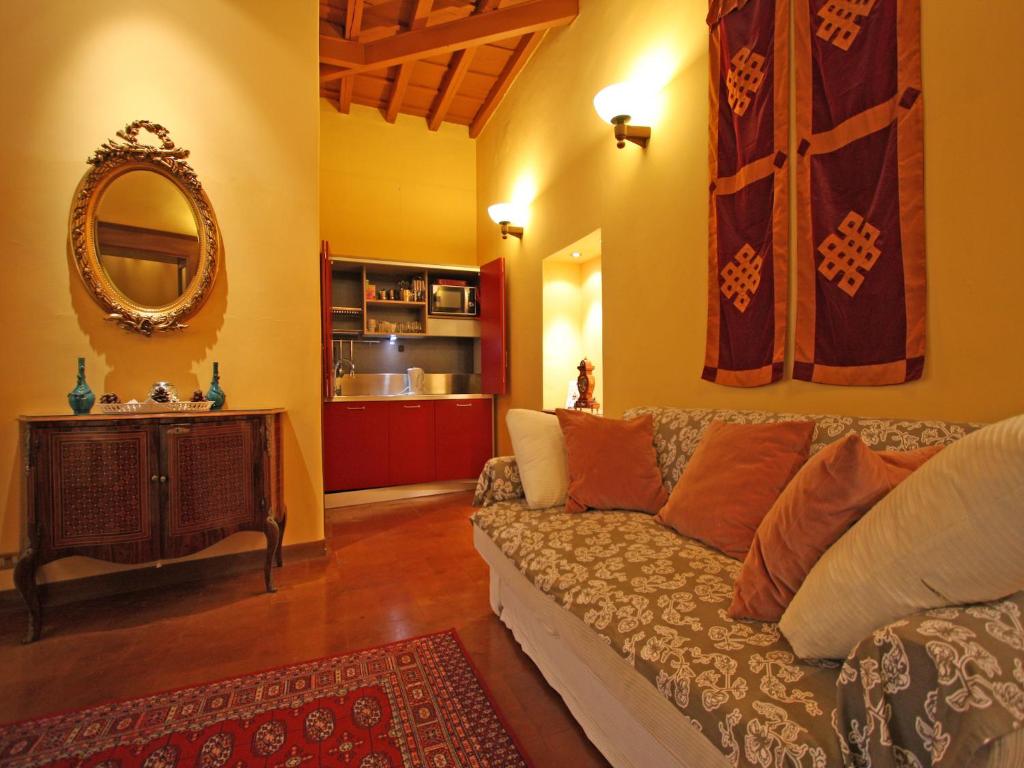 Domus Navona Pantheon في روما: غرفة معيشة مع أريكة ومرآة