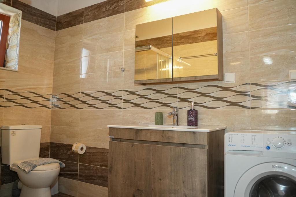 A bathroom at SundayMar Stone House