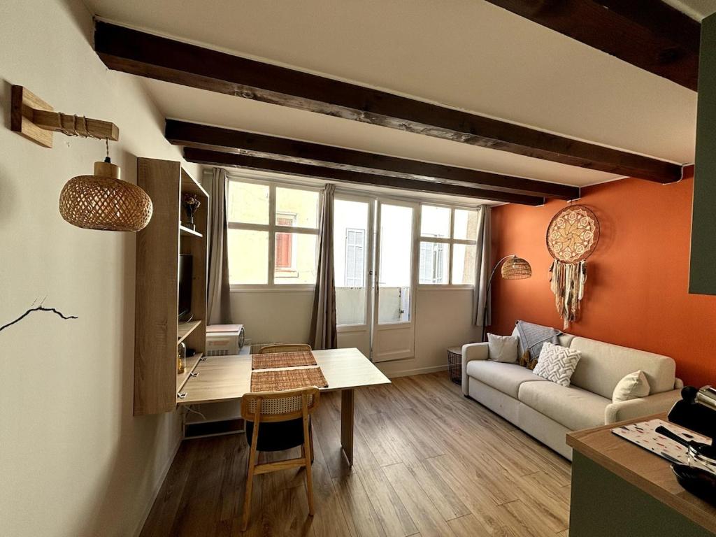 un salon avec un canapé et une table dans l'établissement Studio lumineux centre Aix en Provence, à Aix-en-Provence