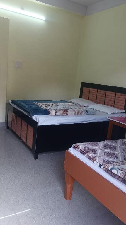 BarkotDevlok Tourist Complex的双床间设有2张单人床。