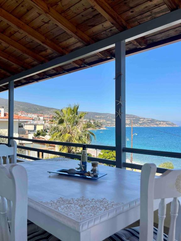 a table with white chairs and a view of the ocean at Evita Studios in Xiropigado