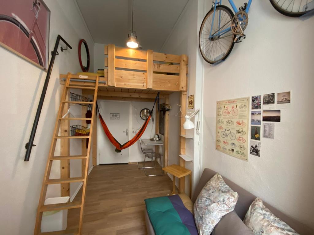 Palanda nebo palandy na pokoji v ubytování Kiez Hostel Berlin
