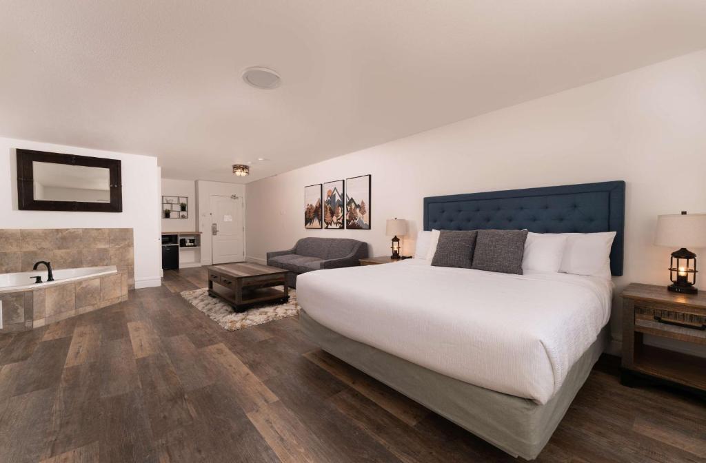 Postel nebo postele na pokoji v ubytování Prestige Rocky Mountain Resort Cranbrook, WorldHotels Crafted