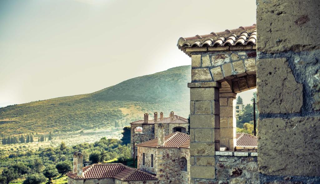 een uitzicht op een kasteel met een heuvel op de achtergrond bij Klymeni Traditional Homes in Nafplio