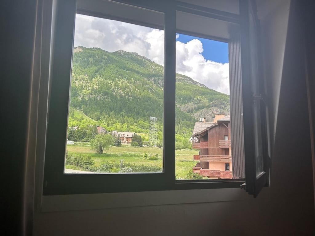 Pemandangan gunung umum atau pemandangan gunung yang diambil dari apartmen