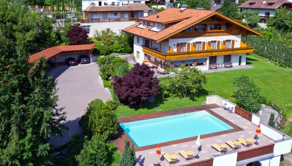 - une vue aérienne sur une maison avec une piscine dans l'établissement Pension Golser, à Cermes