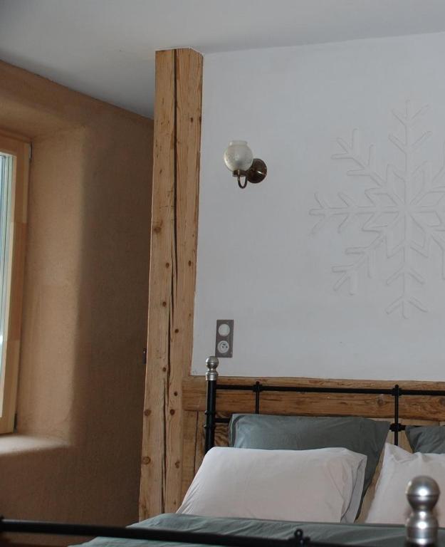 - une chambre avec un lit recouvert d'un flocon de neige dans l'établissement Gite les 4 Saisons - chambre Hiver, à Ombre