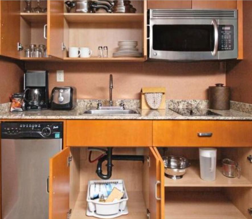 una cucina con lavello e microonde di Flagship Boardwalk Resorts ad Atlantic City