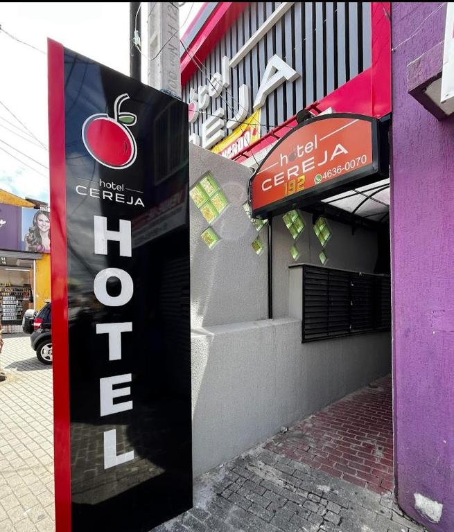 PoáHotel Cereja的在建筑物侧面有招牌的商店