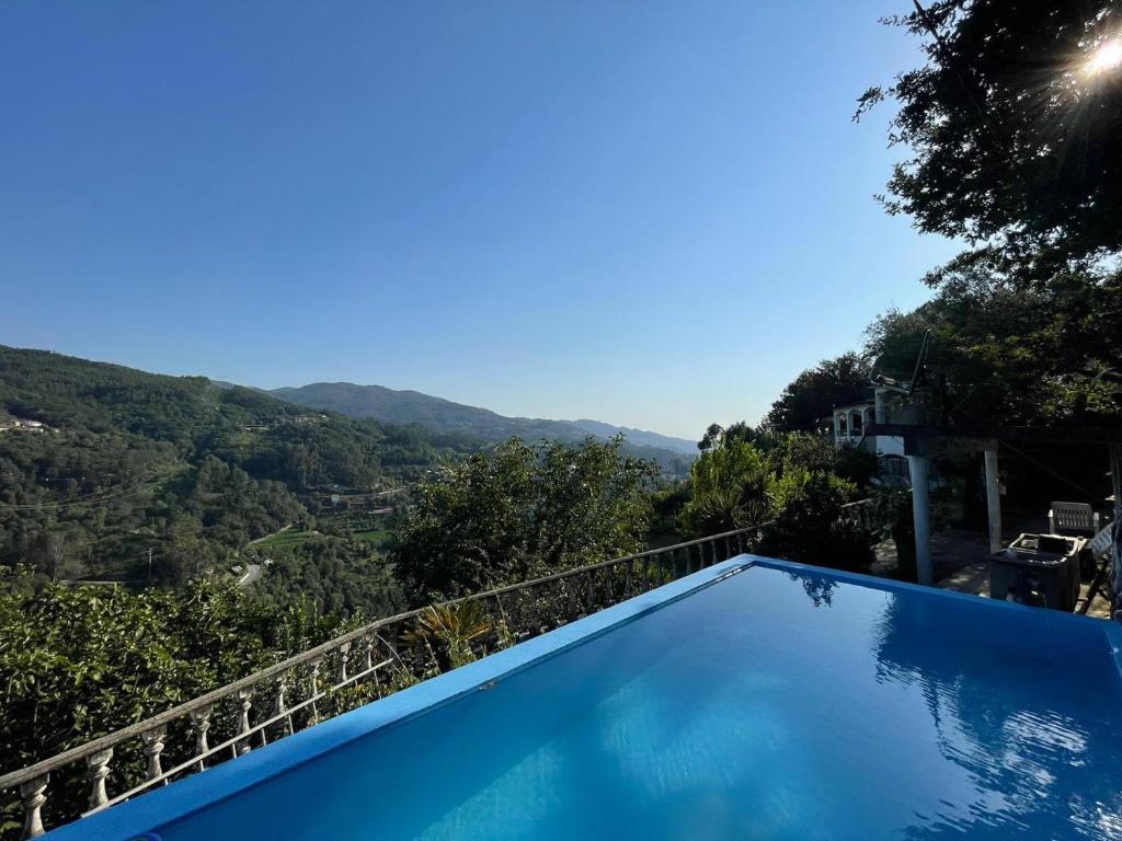 ein Schwimmbad mit Blick auf die Berge in der Unterkunft Casa d'Além - Gerês in Terras de Bouro