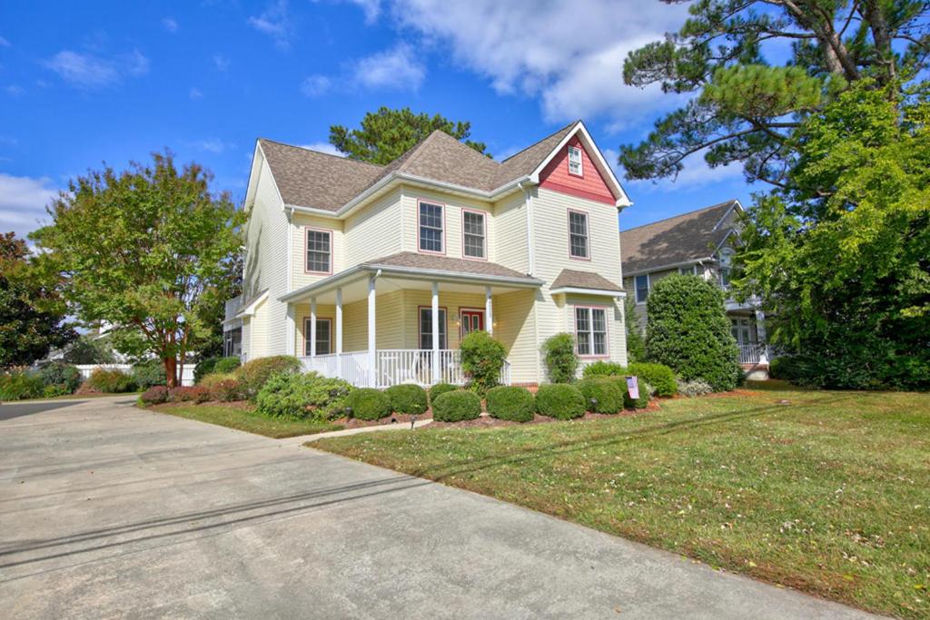 ein weißes Haus mit einem roten Dach in der Unterkunft Robinsons drive 38223 in Rehoboth Beach