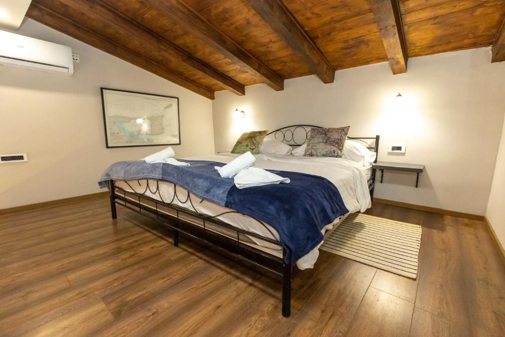 Posteľ alebo postele v izbe v ubytovaní Nautical apartment old Town Zadar - with roof terrace