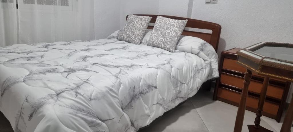 Postel nebo postele na pokoji v ubytování Habitacion Matrimonio a 100 m de la Playa de Poniente