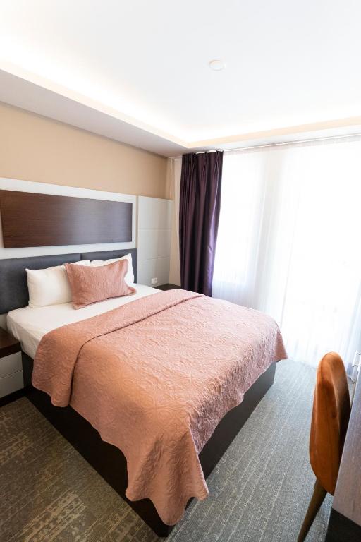 Postel nebo postele na pokoji v ubytování Hotel Prizreni
