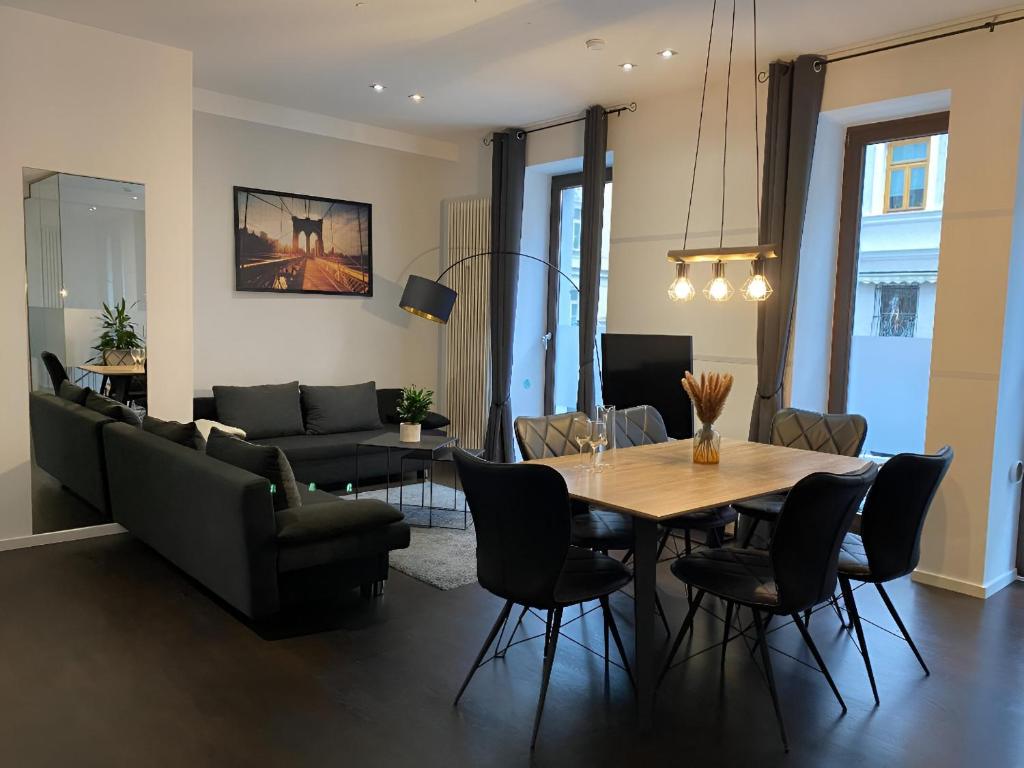 Hotel SYMBIOSE-Ferienwohnung, a living room with a table and a couch at SYMBIOSE-Ferienwohnung in Munich