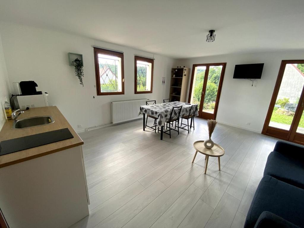 Reuil-en-BrieJolie duplex avec vue sur forêt的一间厨房和一间带桌椅的客厅