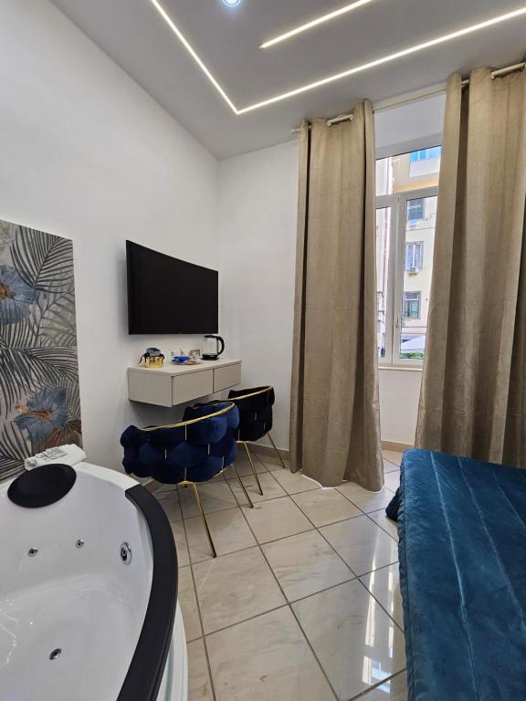 Televízia a/alebo spoločenská miestnosť v ubytovaní B&B Napoli Centrale Room&Jacuzzi