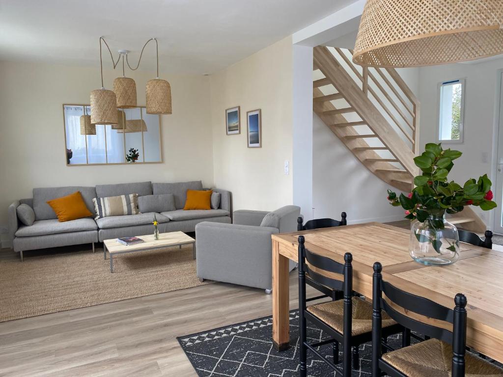 un salon avec un canapé et une table dans l'établissement La maison de Marie, à Plovan