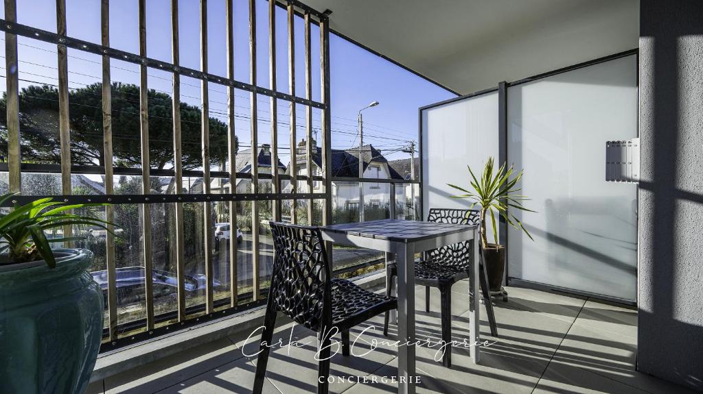 un balcon avec une table et des chaises sur un balcon dans l'établissement 