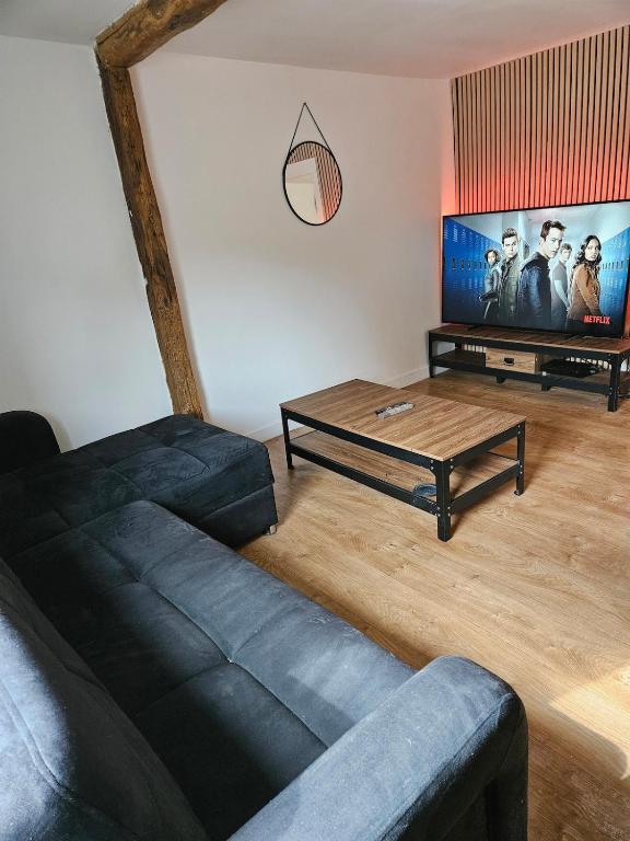 un salon avec un canapé et une télévision à écran plat dans l'établissement Maison à louer, à Insming