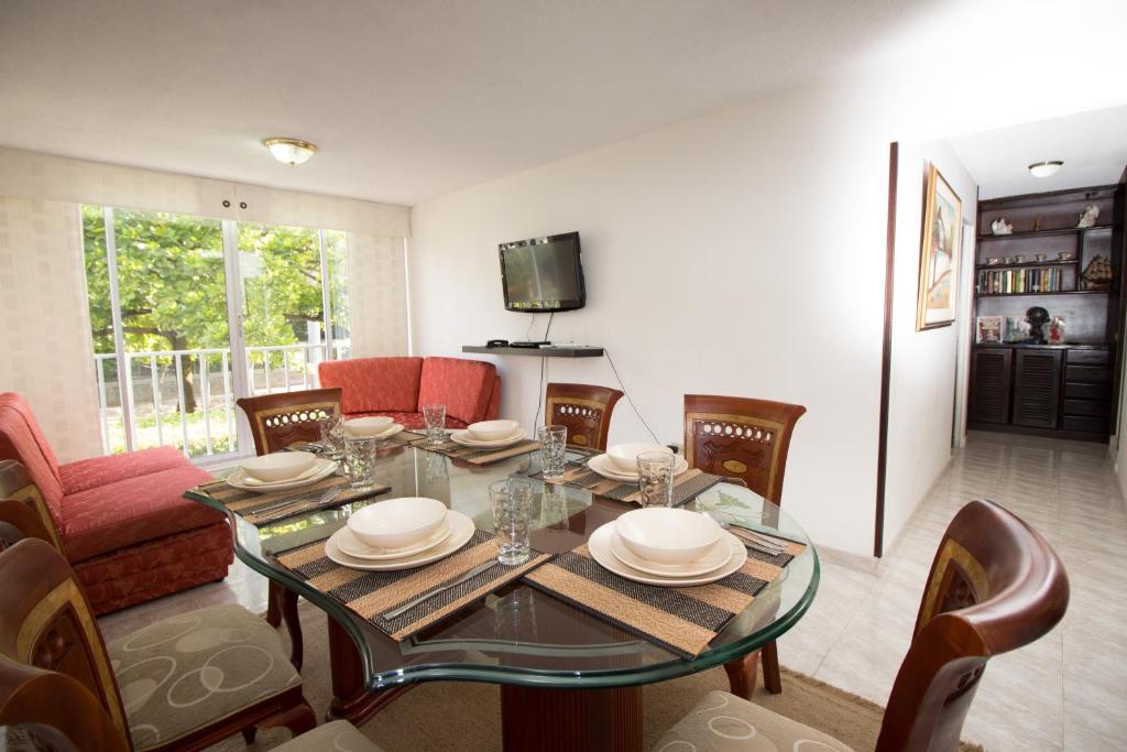 a dining room with a table and chairs at Apartamento Cali Camino Real in Cali