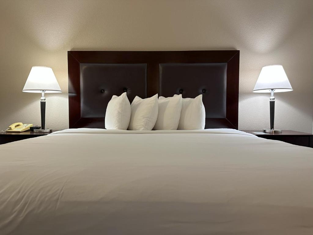Postel nebo postele na pokoji v ubytování Quality Inn & Suites Everett
