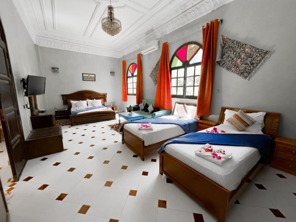 Postel nebo postele na pokoji v ubytování Qodwa Palace Riad & SPA