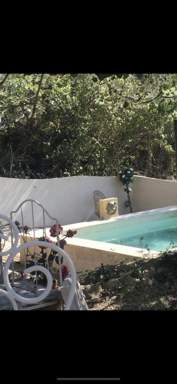 un bateau est garé à côté d'une piscine dans l'établissement Villa la Roma, à Aix-en-Provence
