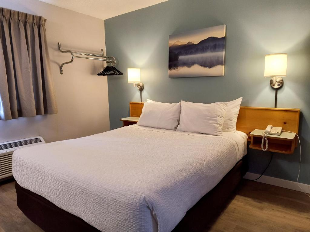 Postel nebo postele na pokoji v ubytování Fireweed Motel