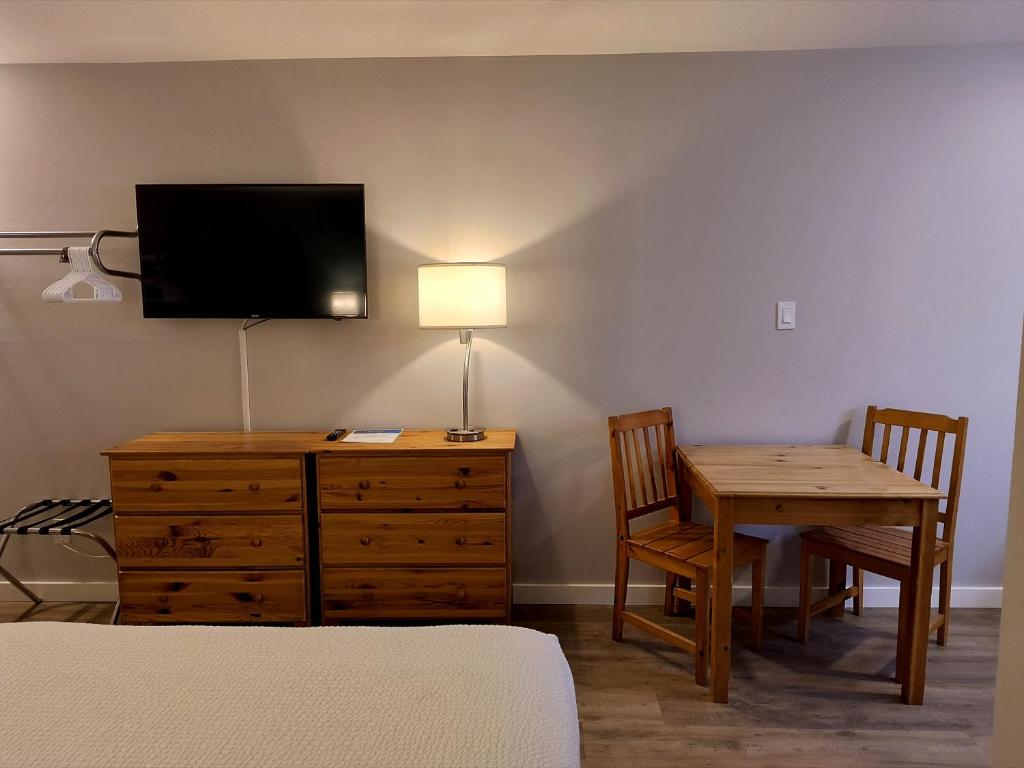 TV a/nebo společenská místnost v ubytování Fireweed Motel