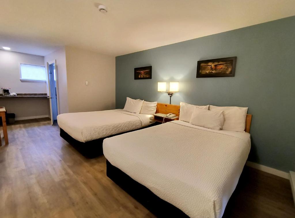 Postel nebo postele na pokoji v ubytování Fireweed Motel
