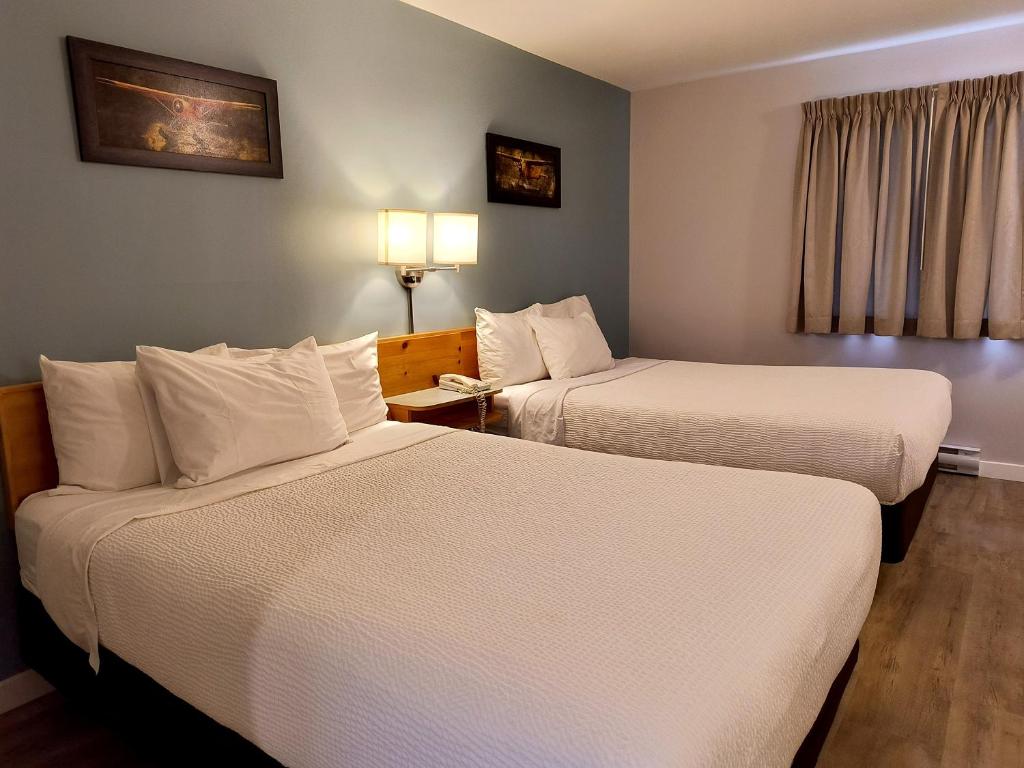 Postel nebo postele na pokoji v ubytování Fireweed Motel